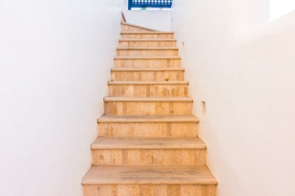 Jakie schody wybrać do małego domu?