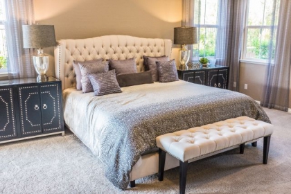 Sypialnia w stylu glamour - jak uzyskać ten efekt?